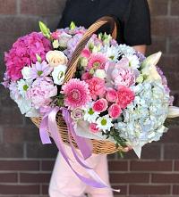 Цветочная композиция из Розы, Хризантемы, Пионы и Лизиантусы в корзине в Зольской
