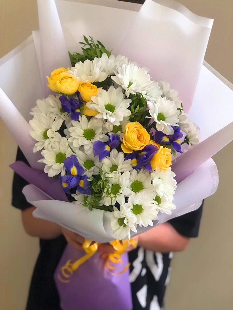 Букет цветов из: Ирисы, Хризантемы и Розы в Зольской