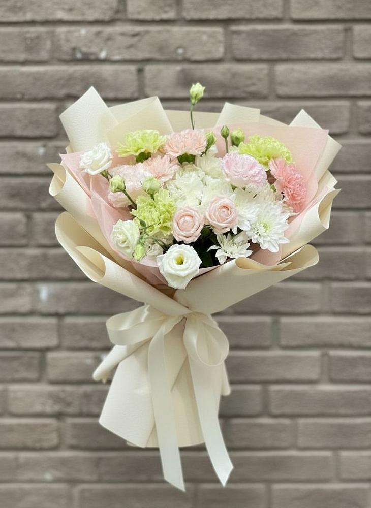 Букет цветов из: Гвоздики, Розы, Лизиантусы и Хризантемы в Зольской