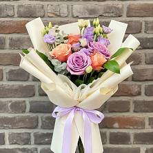 Букет цветов из:  Лизиантусы и Розы в Зольской