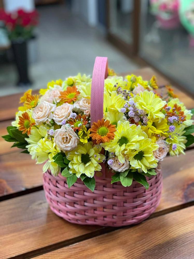 Цветочная композиция из Хризантемы и Розы в корзине в Зольской