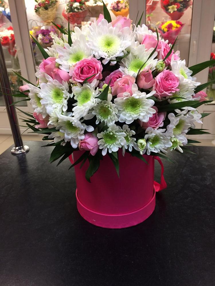 Цветочная композиция из Розы и Хризантемы в шляпной коробке в Зольской