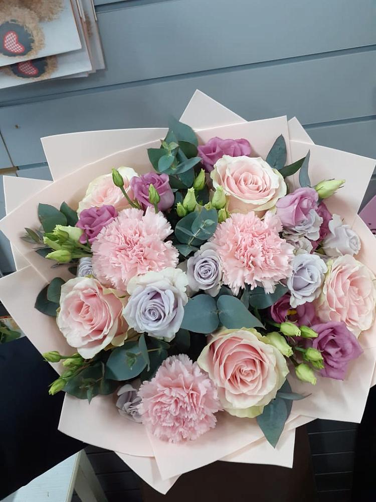 Букет цветов из: Розы, Гвоздики и Лизиантусы в Зольской