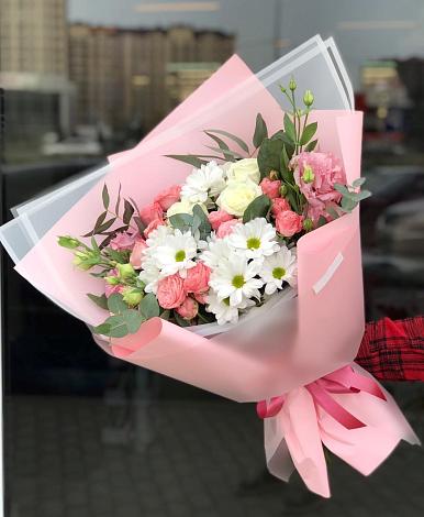 Букет цветов из: Розы, Лизиантусы и Хризантемы в Зольской
