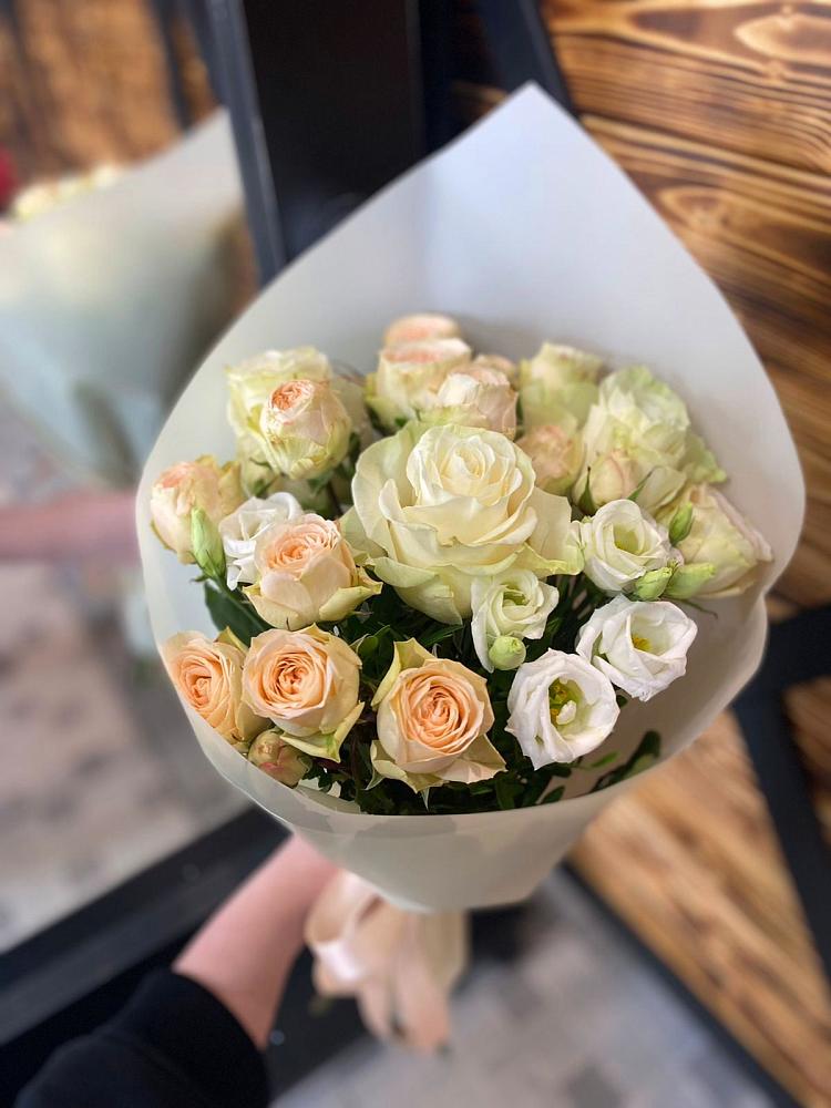 Букет цветов из: Розы и Лизиантусы в Зольской